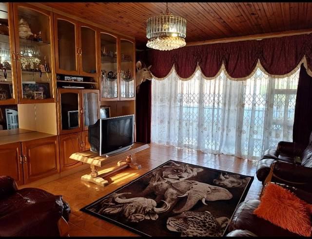 4 BEDROOM HOUSE FOR SALE IN CRAIGIEBURN